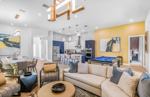 Loughman House | Grand Villa w Superhero Themed BR, Theater, Arcade, Game Loft, Pool - Near Parks