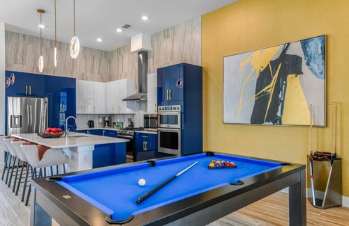 Loughman House | Grand Villa w Superhero Themed BR, Theater, Arcade, Game Loft, Pool - Near Parks