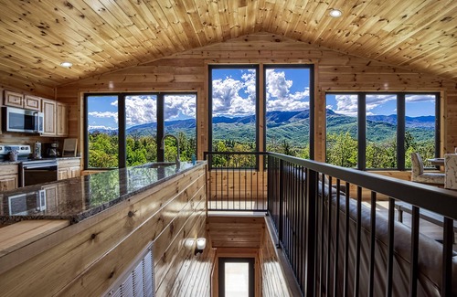 Pittman Center Cabin | Grand Vista View- Breathtaking Views, FREE tickets each paid day, Hot Tub, WIFI!