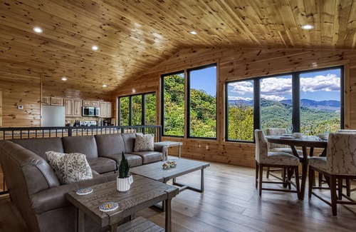Pittman Center Cabin | Grand Vista View- Breathtaking Views, FREE tickets each paid day, Hot Tub, WIFI!