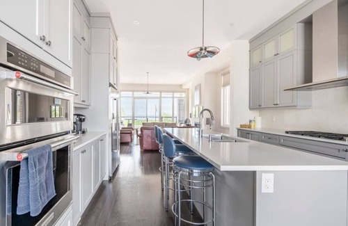 Bowmanville House | Grand Waterfront Retreat – Under 1hr from Toronto