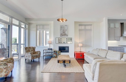 Bowmanville House | Grand Waterfront Retreat – Under 1hr from Toronto