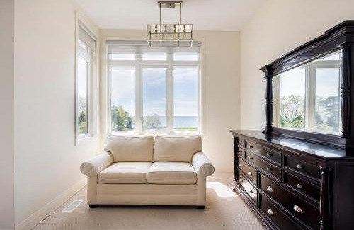 Bowmanville House | Grand Waterfront Retreat under 1hr from Toronto