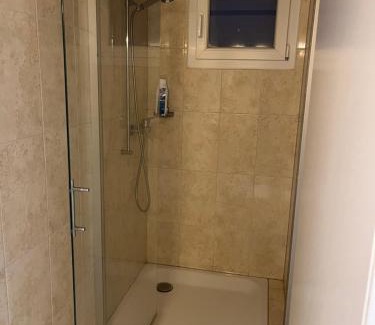 Lausanne House | Grande chambre avec Salle de Bains Privative
