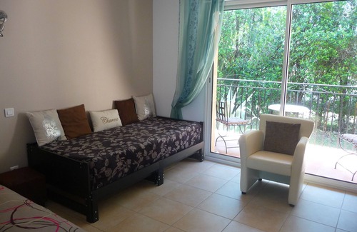 Aubais Bed & Breakfast | Grande Chambre D'hôtes Avec Terrasse au Calme. Animaux de Compagnie Acceptés