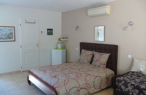 Aubais Bed & Breakfast | Grande Chambre D'hôtes Avec Terrasse au Calme. Animaux de Compagnie Acceptés