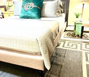 Englewood House | Grande Lux Room- Boutique Hotel Style-15mins to NYC