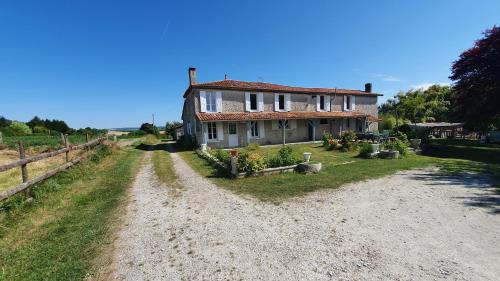 Yviers House | Grande maison avec jardin, animaux,au calme