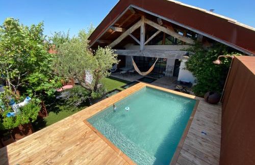 Les Echets Villa | Grande Maison d'architecte avec toit terrasse, Piscine sans vis à vis et Sauna