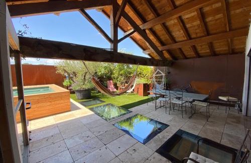 Les Echets Villa | Grande Maison d'architecte avec toit terrasse, Piscine sans vis à vis et Sauna