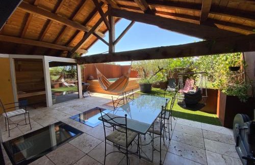 Les Echets Villa | Grande Maison d'architecte avec toit terrasse, Piscine sans vis à vis et Sauna