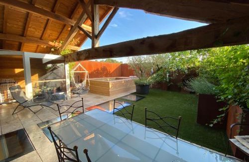 Les Echets Villa | Grande Maison d'architecte avec toit terrasse, Piscine sans vis à vis et Sauna