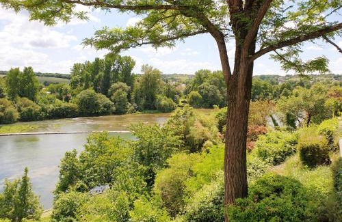 Touvre House | Grande maison escapade au bord de la riviere