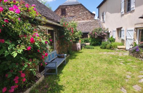 Luc-la-Primaube House | Grande maison familiale - Proche Rodez, Wifi, Calme et Jardin