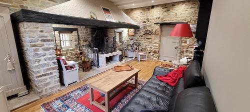 Saint-Paul-la-Roche House | Grande maison pour 8 - Tranquillité - Piscine