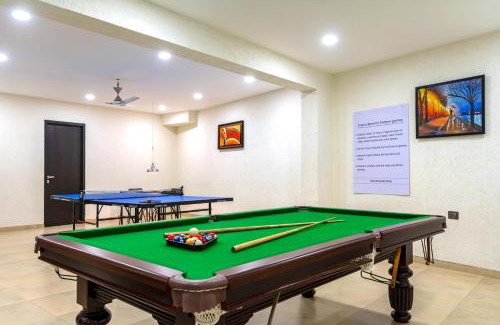 Panchgani Villa | Grande Montana by StayVista - Luxurious Hillside Villa featuring Pool, Theater, and Games Room