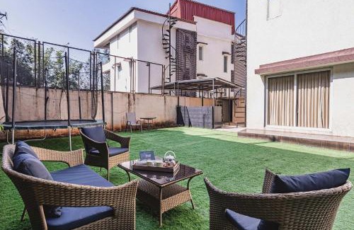 Panchgani Villa | Grande Montana by StayVista - Luxurious Hillside Villa featuring Pool, Theater, and Games Room