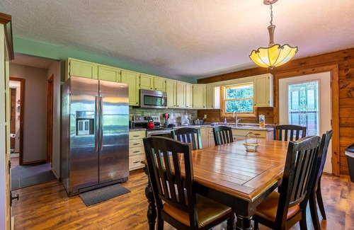 Newland Cabin | Grandfather Cabin! 3 bedroom, 2 bathroom home, pet friendly, firepit.