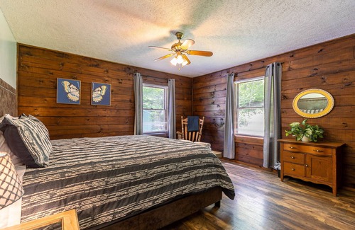 Newland Cabin | Grandfather Cabin! 3 bedroom, 2 bathroom home, pet friendly, firepit.