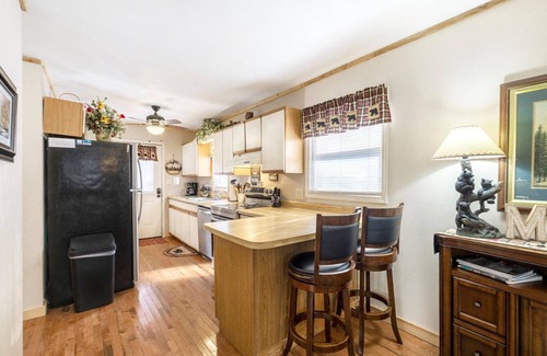 Elk Park House | Grandfathers Gem Getaway: Affordable CUTE Mountain House, Hot Tub, Porch Fire-Pit, Propane Grill,.