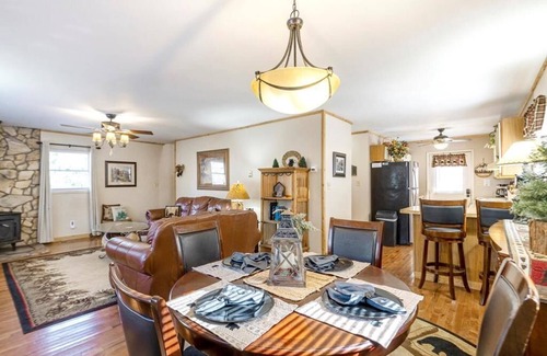 Elk Park House | Grandfathers Gem Getaway: Affordable CUTE Mountain House, Hot Tub, Porch Fire-Pit, Propane Grill,.