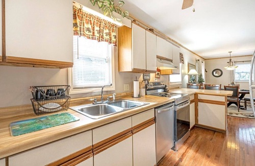 Elk Park House | Grandfathers Gem Getaway: Affordable CUTE Mountain House, Hot Tub, Porch Fire-Pit, Propane Grill,.