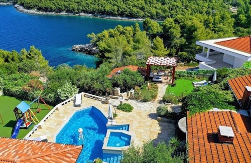 Vela Luka Resort | Grandiose Dalmatian stone Villa with apartments, swimming pool, jacuzzi, sauna