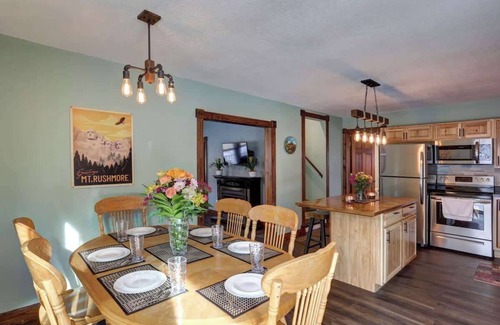 Keystone House | Grandma Goodnight's - 3 Miles from Mt-Rushmore with a hot tub and a game room!