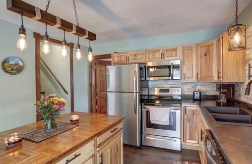 Keystone House | Grandma Goodnight's - 3 Miles from Mt-Rushmore with a hot tub and a game room!