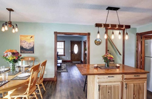 Keystone House | Grandma Goodnight's - 3 Miles from Mt-Rushmore with a hot tub and a game room!