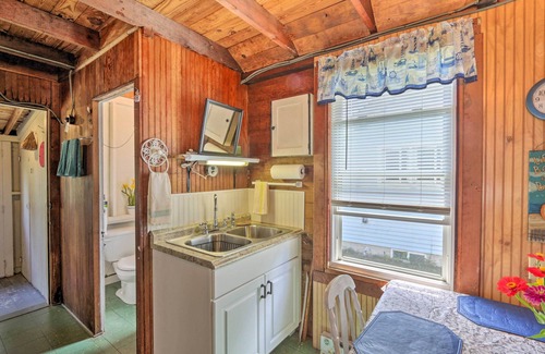 Saybrook Manor Cottage | 'Grandma's Cottage' w/Sunroom: Walk to Beach
