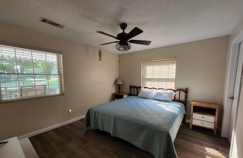 Hoyt House | Grandma's Place - Perfect for get togethers, backyard grilling, & close to water