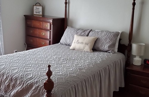 Dover House | Grandmomma's Farmhouse (LBL) Kentucky Lake Area with Pool!