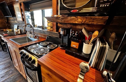 Ashton Cabin | Grandpa’s Cabin (EV Charging, eco & pet friendly), Grandpa’s Cabin (EV Charging, eco & pet friendly)