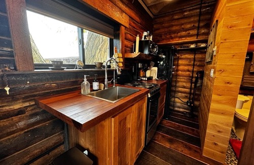 Ashton Cabin | Grandpa’s Cabin (EV Charging, eco & pet friendly), Grandpa’s Cabin (EV Charging, eco & pet friendly)
