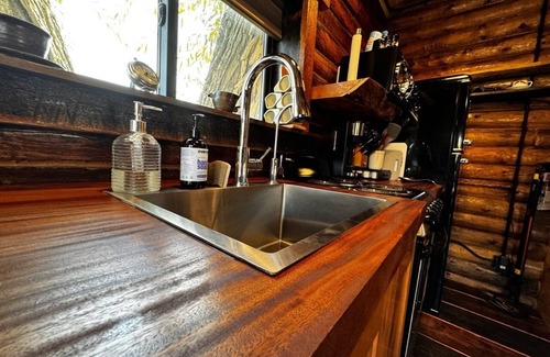 Ashton Cabin | Grandpa’s Cabin (EV Charging, eco & pet friendly), Grandpa’s Cabin (EV Charging, eco & pet friendly)