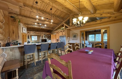 Custer House | Grandpa’s Place. Exclusive, Stunning, Private Log Home. Firepit & Pond.