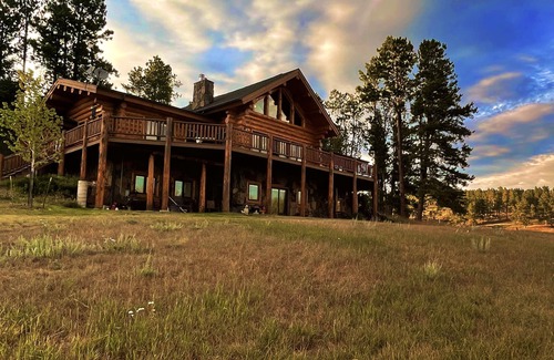 Custer House | Grandpa’s Place. Exclusive, Stunning, Private Log Home. Firepit & Pond.