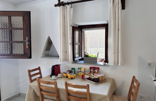 Agios Romanos Apartment | Grandpa Simos' Traditional Guest House (B)