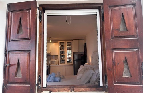 Agios Romanos Apartment | Grandpa Simos' Traditional Guest House (B)