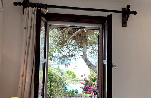 Agios Romanos Apartment | Grandpa Simos' Traditional Guest House (B)