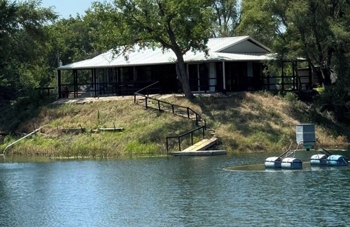 Arlington Cabin | Grandpa’s cozy cabin in Arlington with WiFi, AC, grill,fishing, pedal boat,kayak