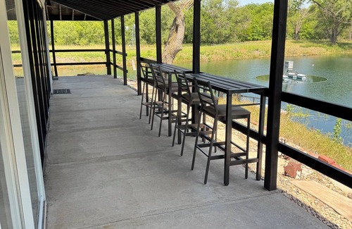 Arlington Cabin | Grandpa’s cozy cabin in Arlington with WiFi, AC, grill,fishing, pedal boat,kayak