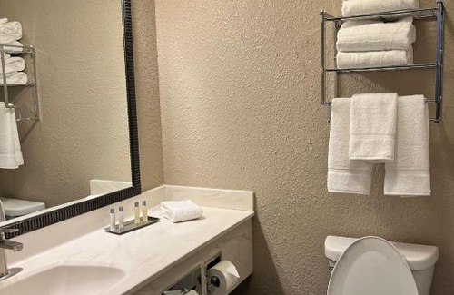 Waunakee Hotel | Grandstay Hotel & Suites