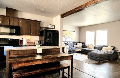 Lenore House | Grandview Getaway offers spectacular views overlooking the Clearwarter river.