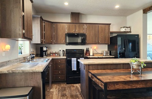 Lenore House | Grandview Getaway offers spectacular views overlooking the Clearwarter river.