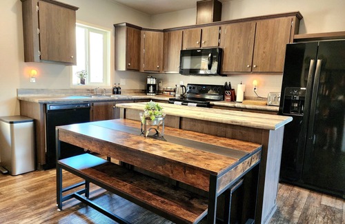 Lenore House | Grandview Getaway offers spectacular views overlooking the Clearwarter river.