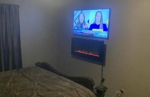 South Kansas City Bed & Breakfast | Grandview/Waldo Hot Tub fun!