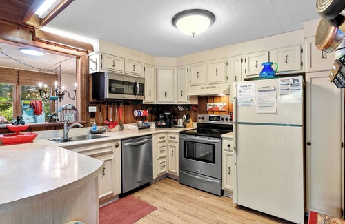 Lake Lure Cottage | Grandville - WiFi, 4 Bedroom sleeps 8 - Mr. Lake Lure Vacation Rentals