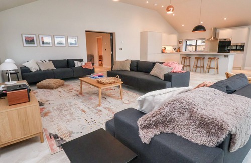 Loppington Cottage | GRANGE BARN, pet friendly, character holiday cottage in Burlton